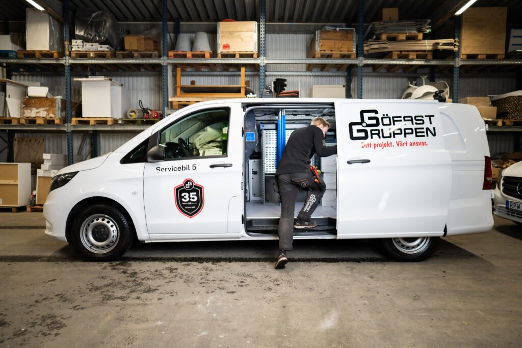 Person and a white van with the text "Göfast Gruppen" written on it.