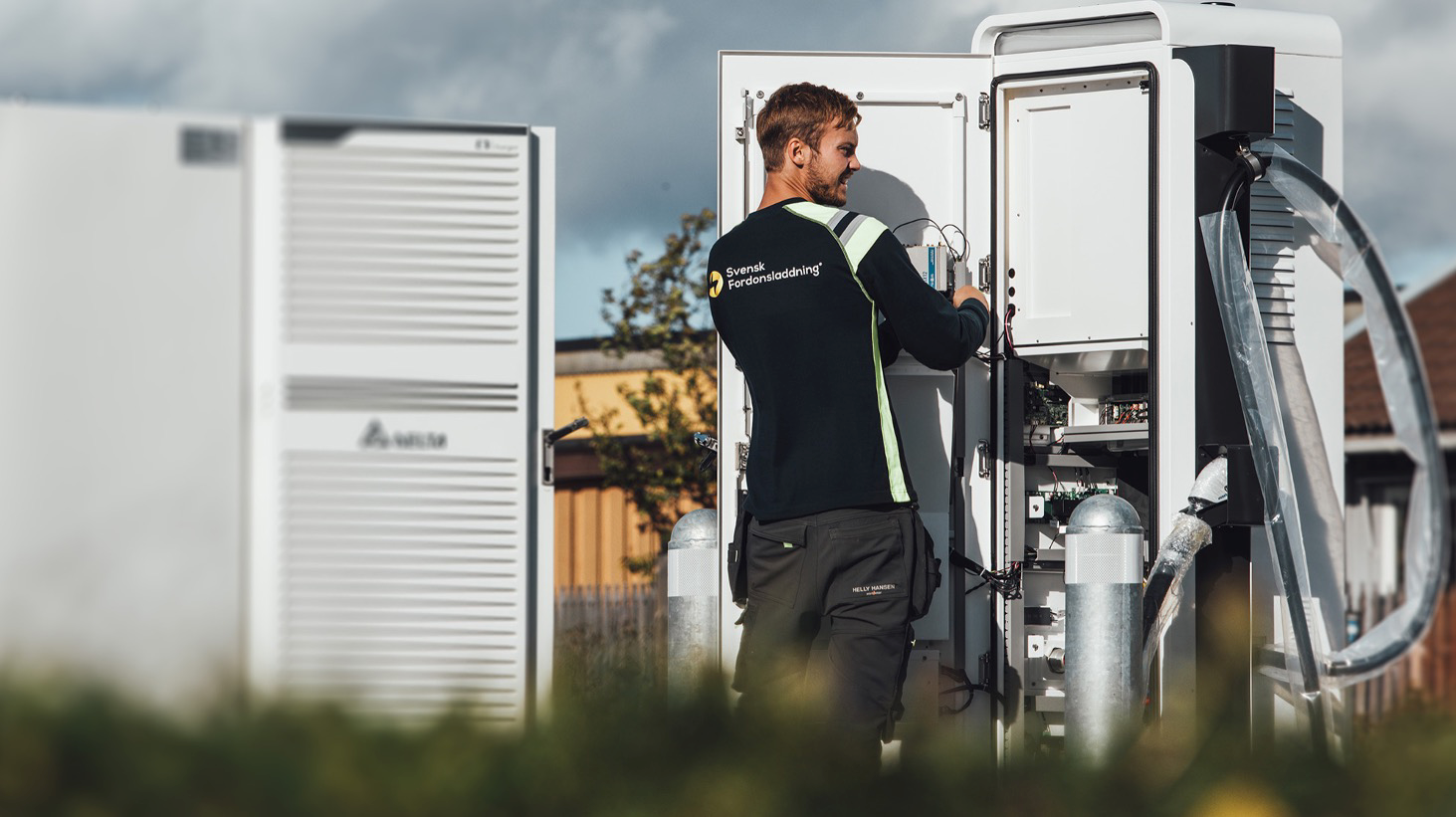 Worker in uniform operating technical equipment – Tangen field service.